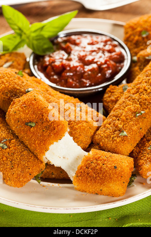 Des Bâtonnets de mozzarella frits avec sauce Marinara Banque D'Images