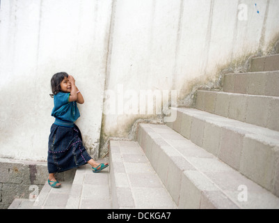 Guatemala les fille dans des vêtements traditionnels à San Antonio Palopo. Banque D'Images