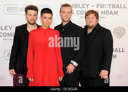 Munich, Allemagne. Août 19, 2013. Les membres de la bande d'or, Frida batteur Thomas Holtgreve (L-R), la chanteuse Alina Sueggeler, bassiste et guitariste Andreas Weizel Julian Cassel, arrivent au Mathaeser Film Palace pour la première du film documentaire "Wembley - Le football est venue hoam' à Munich, Allemagne, 19 août 2013. Le film sur le Bayern Munich gagner la Ligue des Champions 2013 va commencer le dépistage dans les salles allemandes le 22 août 2013. Photo : Tobias Hase/dpa/Alamy Live News Banque D'Images