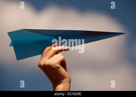 Avion en papier bleu Banque D'Images