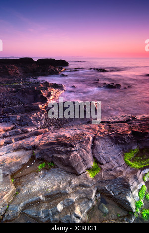 Le lever du soleil sur la mer d'Irlande à Malahide, République d'Irlande Banque D'Images