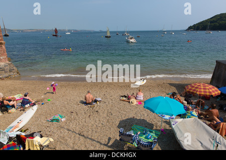 Vue depuis la plage de Kingsand Cornwall à côté de Cawsand, avec des personnes appréciant le sable et la mer sur la péninsule de rame Banque D'Images