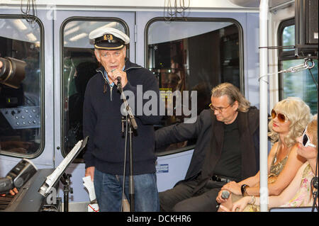 Hambourg, Allemagne. Août 19, 2013. Encore de l'acteur Peter Franke (L) effectue des parties de la nouvelle comédie musicale pendant un communiqué de date pour la nouvelle comédie musicale "ligne S1' dans un S-Bahn (réseau express régional) à Hambourg, Allemagne, 19 août 2013. L'Hamburg encore de fera la création à St Pauli Theatre le 08 septembre 2013. Photo : Georg Wendt/dpa/Alamy Live News Banque D'Images