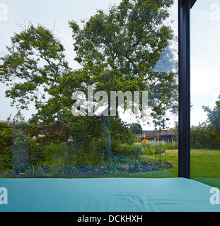 Maison Crowbrook, Harlow, Royaume-Uni. Architecte : Knox Bhavan Architects s.r.l., 2012. Vue de la fenêtre de jardin. Banque D'Images