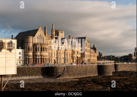 L'Université d'Aberystwyth old college building au coucher du soleil l'article grand et fort contre le ciel Banque D'Images