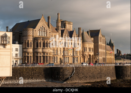 L'Université d'Aberystwyth old college building au coucher du soleil l'article grand et fort contre le ciel Banque D'Images