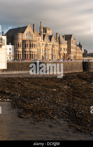 L'Université d'Aberystwyth old college building au coucher du soleil l'article grand et fort contre le ciel Banque D'Images