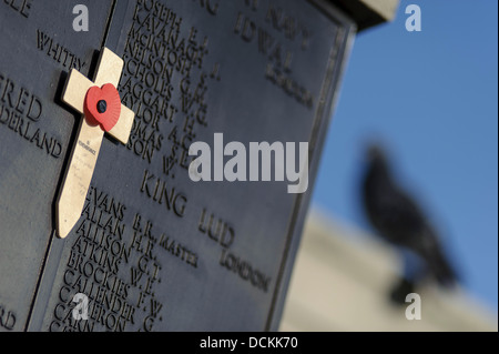 Les Coquelicots du Jour du souvenir et des croix à la mémoire de la marine marchande, Trinity House Gardens, Londres, Angleterre, Royaume-Uni Banque D'Images