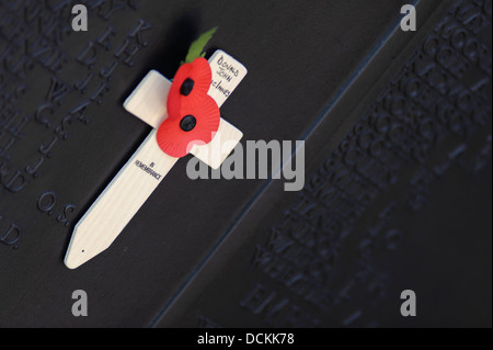 Les Coquelicots du Jour du souvenir et des croix à la mémoire de la marine marchande, Trinity House Gardens, Londres, Angleterre, Royaume-Uni Banque D'Images