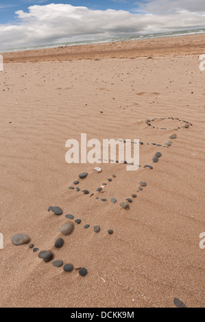 Bonjour parole faite de cailloux faites à marée basse comme les feuilles de la mer la création d'ondes à la plage de sable de sable littoral étendue Banque D'Images