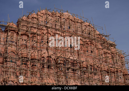 L'extérieur de l'échafaudage en bambou Hawa Mahal (palais des vents) - Jaipur, Rajasthan, Inde Banque D'Images