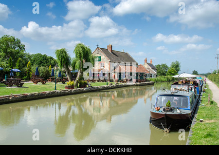 La Barge Inn par le canal Kennet et Avon Wiltshire Banque D'Images