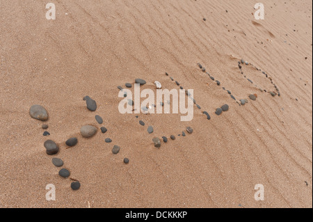 Bonjour parole faite de cailloux faites à marée basse comme les feuilles de la mer la création d'ondes à la plage de sable de sable littoral étendue Banque D'Images