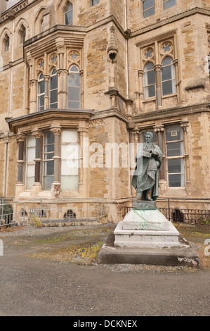 L'Université d'Aberystwyth old college building au coucher du soleil l'article grand et fort contre le ciel Banque D'Images