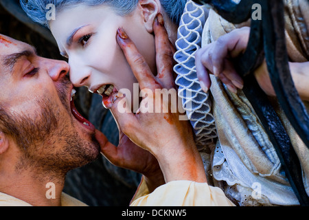 Homme Femme vampire biting Banque D'Images