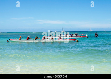 Service de récupération des membres participent aux régates de pirogues du guerrier blessé une partie de la 12e édition annuelle du Duke's OceanFest, 19 août 2013 à Honolulu, Hawaï. Banque D'Images