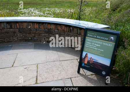 Un signe pour des promenades guidées gratuites autour de l'anneau de Shetlands sur terre ferme, Orkney. Banque D'Images