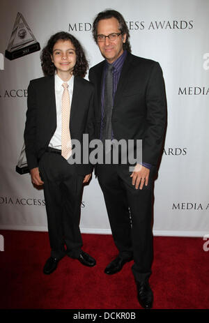 Max Burkholder, Jason Katims 2011 Accès médias bourses détenues à au Beverly Hilton Hotel à Beverly Hills, Californie - 06.10.11 Banque D'Images