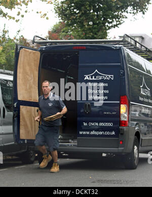 Construction cars garés devant Paul McCartney's Londres adresse ouvriers faire la touche finale à un rectangle construit à l'extérieur de la résidence St John's Wood de Sir Paul McCartney. L'ancien Beatle et sa fiancée Nancy Shevell sont tous deux au Royaume-Uni, alimentant des rumeurs que la paire va le faire ce week-end (08-09Oct11). Le mariage sera le troisième mariage McCartney Londo Banque D'Images