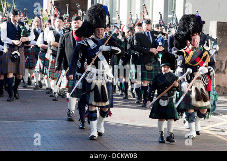 Nairn, Ecosse - Août 17th, 2013 : Drum Majors menant leurs fanfares de high street à Nairn. Banque D'Images