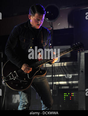 Jamie Cook, de l'Arctic Monkeys effectuant à vivre la révolution Fort Lauderdale, Floride - 08.10.11, Banque D'Images