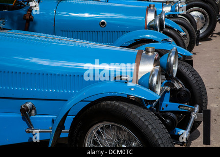 Une rangée de voitures de course de couleur française Bugatti Type 37 Classic Racing Cars en bleu de course de France, Angleterre Banque D'Images