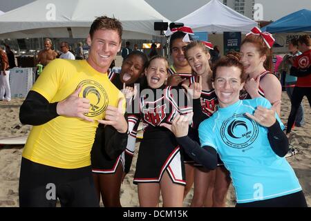 Kasey Kahl, cheerleaders et Tanna Frederick 4e projet enregistrer notre Surf's "Naviguer" Surfathon 24 2011 Celebrity - Jour 1 Santa Monica, Californie - 15.10.11 Banque D'Images