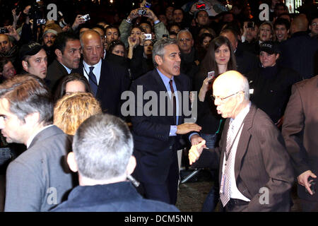 George Clooney en arrivant à la première mondiale de Paris "Les descendants" au cinéma UGC Normandie Paris, France - 18.10.11 Banque D'Images