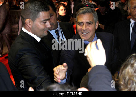 George Clooney en arrivant à la première mondiale de Paris "Les descendants" au cinéma UGC Normandie Paris, France - 18.10.11 Banque D'Images