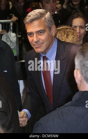 George Clooney en arrivant à la première mondiale de Paris "Les descendants" au cinéma UGC Normandie Paris, France - 18.10.11 Banque D'Images