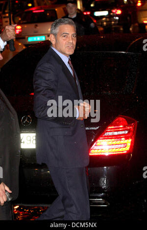 George Clooney en arrivant à la première mondiale de Paris "Les descendants" au cinéma UGC Normandie Paris, France - 18.10.11 Banque D'Images