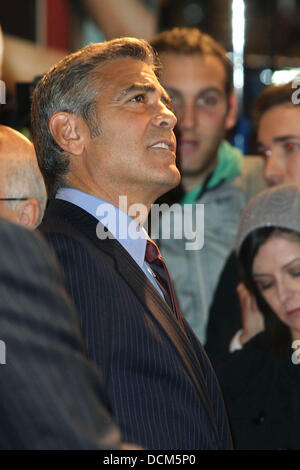 George Clooney en arrivant à la première mondiale de Paris "Les descendants" au cinéma UGC Normandie Paris, France - 18.10.11 Banque D'Images