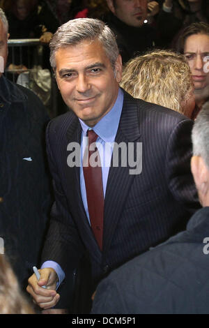 George Clooney en arrivant à la première mondiale de Paris "Les descendants" au cinéma UGC Normandie Paris, France - 18.10.11 Banque D'Images