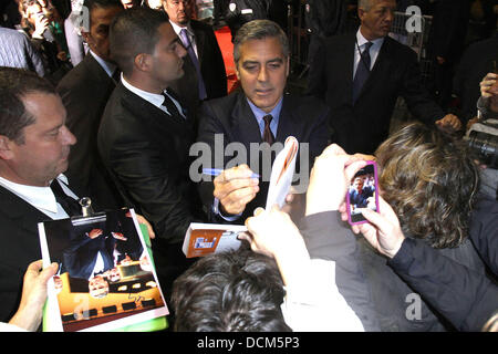 George Clooney en arrivant à la première mondiale de Paris "Les descendants" au cinéma UGC Normandie Paris, France - 18.10.11 Banque D'Images