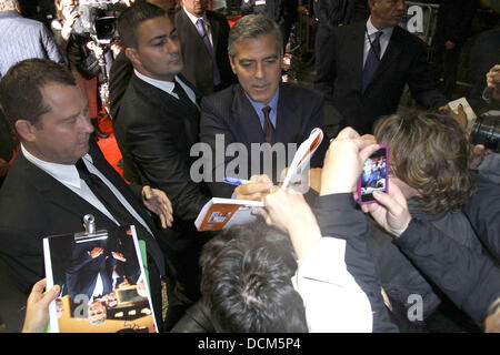 George Clooney en arrivant à la première mondiale de Paris "Les descendants" au cinéma UGC Normandie Paris, France - 18.10.11 Banque D'Images