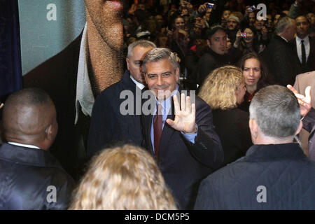 George Clooney en arrivant à la première mondiale de Paris "Les descendants" au cinéma UGC Normandie Paris, France - 18.10.11 Banque D'Images