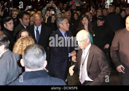 George Clooney en arrivant à la première mondiale de Paris "Les descendants" au cinéma UGC Normandie Paris, France - 18.10.11 Banque D'Images