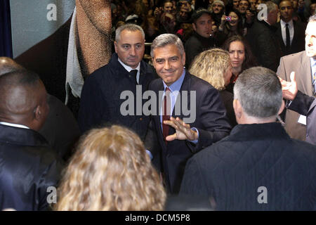 George Clooney en arrivant à la première mondiale de Paris "Les descendants" au cinéma UGC Normandie Paris, France - 18.10.11 Banque D'Images