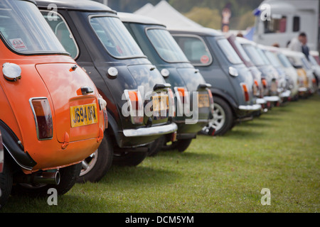 Vintage Classic Mini cooper voitures montrant la calandre, phares, pare-choc avant de démarrer à un salon de voitures dans les East Midlands Banque D'Images