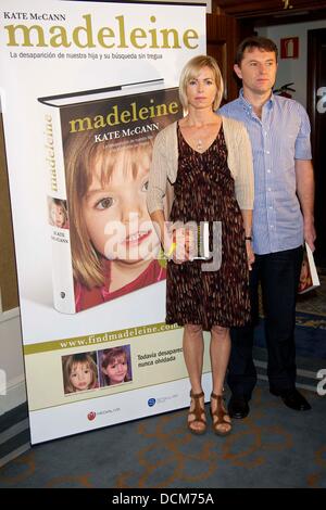 Gerry et Kate McCann McCann Kate McCann lance son nouveau livre 'Madeleine' lors d'une conférence de presse à l'hôtel Wellington. Le livre est un compte rendu personnel de la disparition de Madeleine. Madeleine McCann a été trois quand elle a disparu pendant les vacances avec ses parents dans la région de l'Algarve du Portugal en mai 2007 Madrid, Espagne - 19.10.11 ***Pas disponible pour publication en Espagne Banque D'Images