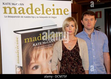 Gerry et Kate McCann McCann Kate McCann lance son nouveau livre 'Madeleine' lors d'une conférence de presse à l'hôtel Wellington. Le livre est un compte rendu personnel de la disparition de Madeleine. Madeleine McCann a été trois quand elle a disparu pendant les vacances avec ses parents dans la région de l'Algarve du Portugal en mai 2007 Madrid, Espagne - 19.10.11 ***Pas disponible pour publication en Spai Banque D'Images