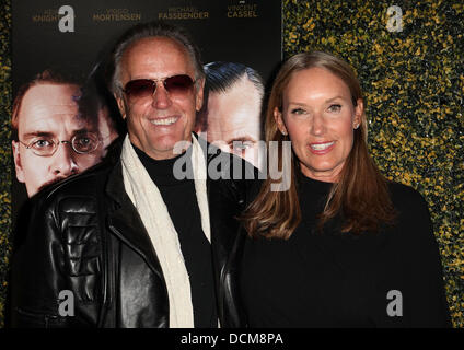 Peter Fonda et Margaret DeVogelaere la première de Sony Pictures Classics" "une méthode dangereuse" - Arrivées à Beverly Hills, Californie - 19.10.11 Banque D'Images