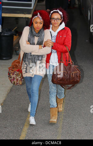 Intangible States Nelson et Leigh-Ann Pinnock de Rythmix arrivent à 'The X Factor' studios London, England - 21.10.11 Banque D'Images