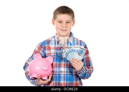 Cute boy with piggy bank et billet sur fond blanc Banque D'Images