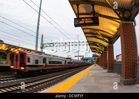 New Haven, Connecticut, USA. Août 18, 2013. Banlieue MetroNorth Railroad a commencé ses opérations à la nouvelle station de New Haven, Connecticut le dimanche 18 août 2013. La station offre une alternative pour les navetteurs entre New Haven, Conn. et New York avec une nouvelle station entre New Haven et Milford, Connecticut) La station dispose de plus de temps pour les plates-formes d'embarquement des passagers plus facile, et un espace 660 parking. Un train de banlieue à destination de New York est vue ici quittant la gare avec les passagers à destination de Grand Central Terminal. © Thomas Nanos/Alamy Live News Banque D'Images