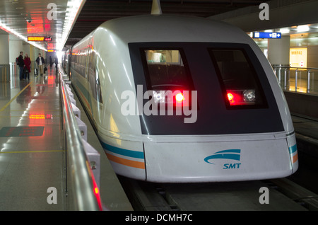 Shanghai Maglev Train ou Shanghai Transrapid, train à sustentation magnétique à partir de l'Aéroport International de Shanghai Pudong Banque D'Images