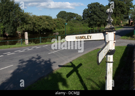 Village de Coddington, Angleterre. Vue d'été pittoresque d'un village rustique direction. Banque D'Images