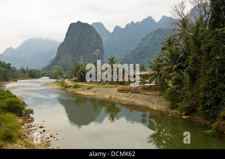 Vue horizontale de huttes en bois et traditionnels guindé maisons le long des rives de la rivière Nam Song près de Vang Vieng Banque D'Images