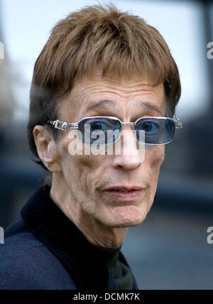 Photo fichier chanteur Bee Gees Robin Gibb a réveillé d'un coma après plus d'une semaine après avoir contracté une pneumonie pendant son combat avec deux points et le cancer du foie. File Photo GIBB SE BAT POUR LA VIE DANS LE COMA mauvaise étoile Bee Gees Robin Gibb est tombé dans un coma et se bat pour sa vie à l'hôpital, selon un rapport britannique. Le 62-year-old singer aurait b Banque D'Images