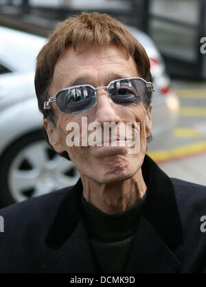 Photo fichier chanteur Bee Gees Robin Gibb a réveillé d'un coma après plus d'une semaine après avoir contracté une pneumonie pendant son combat avec deux points et le cancer du foie. Robin Gibb en dehors de l'ITV Studios London, England - 24.10.11 Banque D'Images